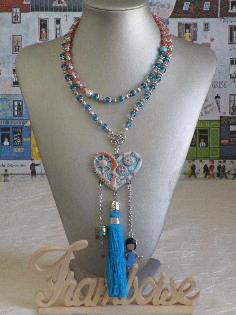 Ravissant collier plastron en perles de verre et m\u00e9daillon argile hippie chic