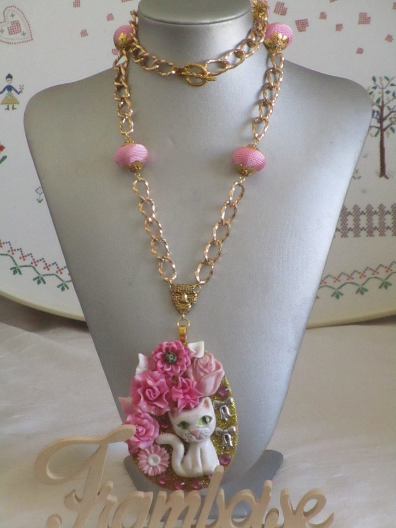 Ravissant collier avec pendentif en bois et c\u00e9ramique Une ravissante petite chatte