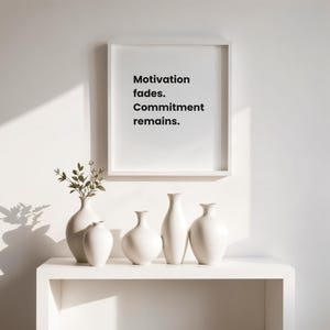 Motivation bleknar engagemang kvarstår väggkonst | Minimalistiskt disciplincitat | Utskrivbar väggdekor