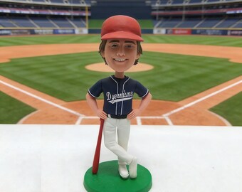 Statuetta personalizzata di un giocatore di baseball con testa oscillante, realizzata a mano in argilla polimerica, oggetto da collezione sportivo.