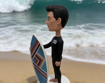 Statuetta personalizzata da surfista con testa oscillante, statuetta personalizzata da tavola da surf, decorazione oceanica in argilla polimerica.