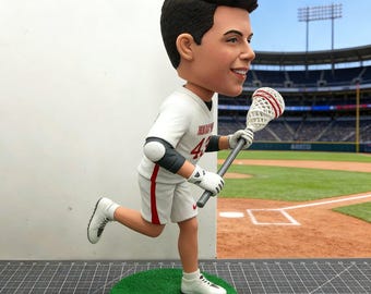 Statuetta personalizzata in argilla polimerica raffigurante un giocatore di baseball con testa oscillante e movimento scorrevole, realizzata a partire da una foto.