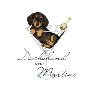 Puede incluir: Ilustración en acuarela de un cachorro de perro salchicha negro y canela relajándose en una copa de martini con una aceituna. El texto "Dachshund in Martini" está escrito en cursiva debajo del vaso.
