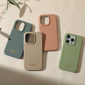Funda para iPhone con textura de lichi, iniciales personalizadas y piel vegana granulada.