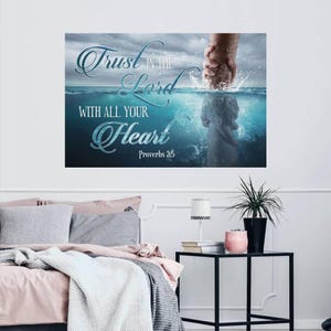 以下が含まれることがあります： 「Trust in the Lord with all your heart」というテキストがエレガントな筆記体で書かれたウォールアートプリント。水から差し伸べられた手と、水中に沈む人物が描かれています。このアートワークは、曇り空と海の背景に設定されています。
