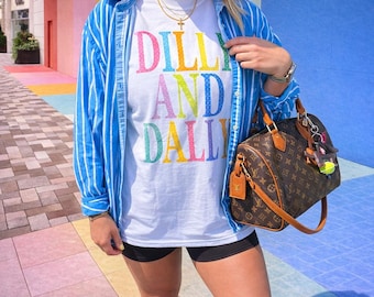 Dilly Dally PNG, I Dilly and I Dally PNG, Camiseta gráfica PNG, Primavera Png, Mamá Png, Femenina Png, Moda Png, Frase de captura Png, Boutique Png