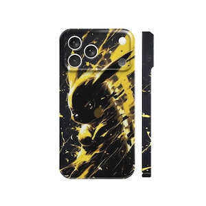 Puede incluir: Funda de teléfono negra y amarilla con un diseño de Pikachu. La funda tiene un acabado brillante y una vibrante ilustración del popular personaje Pokémon. El diseño incluye rayas amarillas y un fondo negro.