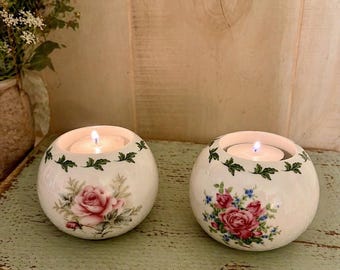Juego de 2 portavelas de porcelana vintage con diseño floral, estilo rústico con estampado de rosas, decoración shabby chic, acento romántico para el hogar.