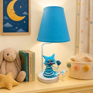 Lámpara de mesa vintage de metal azul con forma de gato, ideal para la decoración de la habitación infantil.