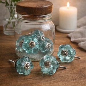 Juego de seis pomos decorativos de vidrio en color verde aguamarina o espuma de mar para cajones o gabinetes.
