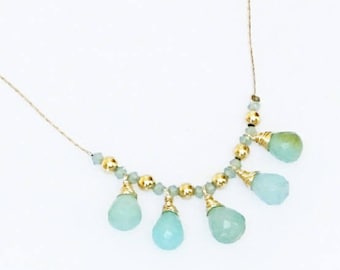 Collar de calcedonia azul. collar de oro, gotas de calcedonia azul y verde, collar de perlas rellenas de oro, collar de piedras preciosas.