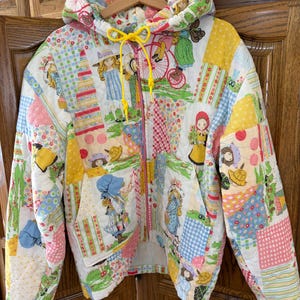 Giacca trapuntata riciclata con cappuccio da donna taglia M / Copriletto vintage Holly Hobbie / Capospalla sostenibile fatto a mano / Collezione Cradle Cloth