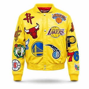 Puede incluir: Chaqueta bomber amarilla con múltiples logotipos de equipos, incluidos los Rockets, Bulls, Lakers, Knicks y 76ers. La chaqueta tiene cuello, puños y dobladillo acanalados y forro rojo.