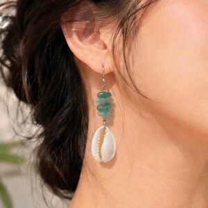 Pendientes de concha hechos a mano, pendientes de cuarzo coloridos, joyería costera playera, pendientes colgantes bohemios, regalo inspirado en el océano para ella.