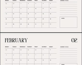 Può includere: Un calendario di due pagine per gennaio e febbraio. Il calendario presenta un design minimalista con sfondo crema e testo nero. Il layout di ogni mese include una griglia per le voci giornaliere, insieme a sezioni per obiettivi mensili e note.