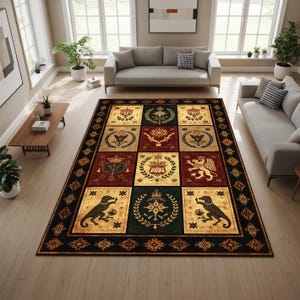 Könnte beinhalten: Ein großer rechteckiger Teppich mit schwarzem Rand und einem sich wiederholenden Muster aus Quadraten. Jedes Quadrat zeigt ein anderes heraldisches Design in Gold, Rot und Schwarz. Der Teppich liegt in einem Wohnzimmer mit hellen Möbeln.