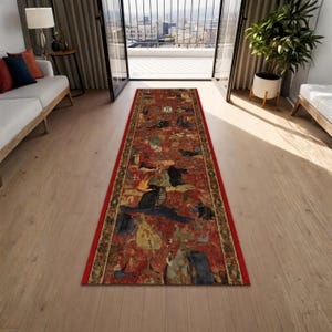 Può includere: Un lungo tappeto rettangolare con un bordo rosso e un design antico. Il tappeto presenta un motivo complesso con figure e forme nelle tonalità del rosso, blu, oro e nero. Il tappeto è posto su un pavimento in legno.