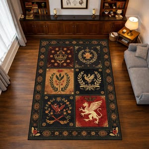 Vintage Heraldischer Patchwork-Teppich, mittelalterliches Wappen, Greifen- und Adlerdesign, traditionelle bordeauxfarbene Bordüre, Bibliotheksdekor und Bürodeko