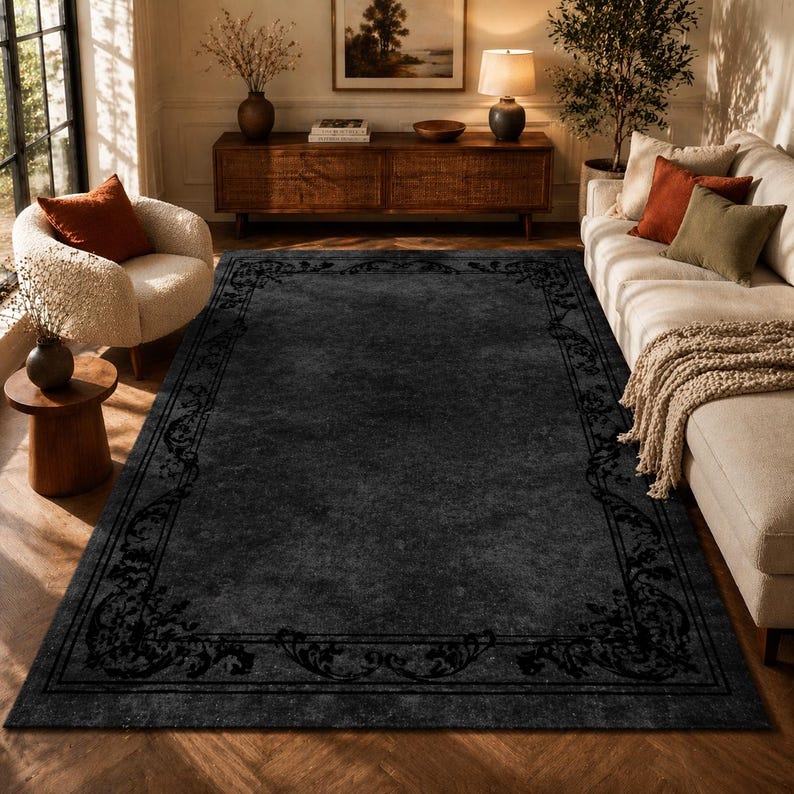 Puede incluir: Una alfombra rectangular grande de color carb&oacute;n con un borde negro adornado. La alfombra est&aacute; colocada en un sal&oacute;n con un sof&aacute; crema, un mueble de madera y un sill&oacute;n blanco. Dimensiones: aproximadamente 240 x 300 cm.