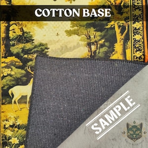 Puede incluir: Una alfombra con una escena de bosque con un ciervo, &aacute;rboles y flores en tonos amarillos, verdes y marrones. El texto "COTTON BASE" est&aacute; en la parte superior. La parte inferior es de color gris oscuro y la palabra "SAMPLE" est&aacute; impresa en la esquina.