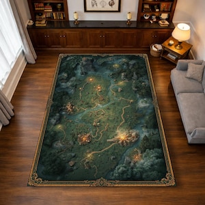Peut inclure: Un tapis rectangulaire avec un motif de carte fantastique. Le tapis est principalement vert foncé et bleu, avec une bordure dorée. La carte représente un paysage avec des rivières, des forêts et des établissements illuminés.