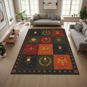 Könnte beinhalten: Ein rechteckiger Teppich mit einem geometrischen Muster in einem Wohnzimmer. Der Teppich hat ein sich wiederholendes quadratisches Design mit floralen und heraldischen Motiven in Gold, Rot, Grün und Orange. Der Teppich ist mit einem dunkelblauen und goldenen geometrischen Muster umrandet.