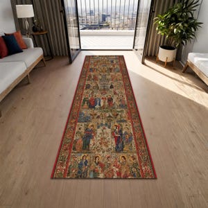 Puede incluir: Una alfombra larga y rectangular con un diseño detallado y colorido que presenta figuras en escenas religiosas. La alfombra tiene un borde rojo y está colocada sobre un suelo de madera. El diseño de la alfombra incluye varios colores, creando un patrón visualmente rico y detallado.
