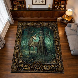 Puede incluir: Una gran alfombra rectangular con una escena de bosque con una criatura parecida a un ciervo y una figura con túnica. La alfombra tiene un borde negro con detalles florales dorados. La imagen central está en tonos verdes y marrones.