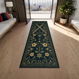 Puede incluir: Una alfombra rectangular de color verde azulado oscuro con un diseño floral y de espadas. La alfombra presenta un borde y está decorada con flores doradas, hojas y dos espadas cruzadas. La alfombra está colocada sobre un suelo de madera.