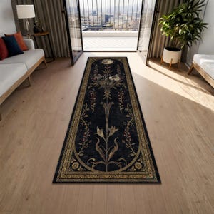 Könnte beinhalten: Ein langer, rechteckiger Teppich mit dunklem Hintergrund und einem verzierten Blumendesign. Der Teppich hat einen goldenen Rand und ein zentrales Muster aus stilisierten Blumen und Blättern in Gold- und Brauntönen. Der Teppich liegt auf einem Holzboden.