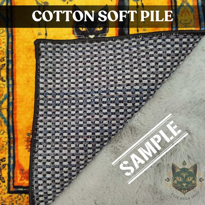 Puede incluir: Una secci&oacute;n de alfombra con un dise&ntilde;o de gato negro, con el texto "COTTON SOFT PILE". La alfombra tiene un borde amarillo y naranja con una ilustraci&oacute;n de gato negro. La parte inferior tiene un patr&oacute;n de cuadros y una textura gris y esponjosa.
