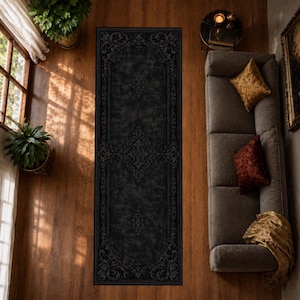 Könnte beinhalten: Ein rechteckiger Teppich mit einer dunkel anthrazitfarbenen Basis und einem tonalen, komplexen Damastmuster. Das Design umfasst ein zentrales Medaillon und eine detaillierte Bordüre mit geschwungenen Filigranmotiven für eine dunkle Optik.