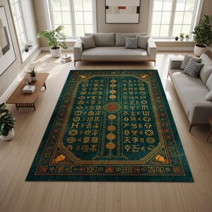 Peut inclure: Grand tapis de sol rectangulaire de couleur teal avec un motif de script ancien doré complexe. Le tapis présente un médaillon central et des bordures détaillées. Il est posé sur un parquet clair, ajoutant de l'élégance.