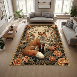 Può includere: Un tappeto rettangolare con un'illustrazione dettagliata di una volpe circondata da fiori. Il tappeto ha uno sfondo color crema con un bordo nero e accenti floreali arancioni e verdi. La volpe è raffigurata con pelliccia arancione e bianca.