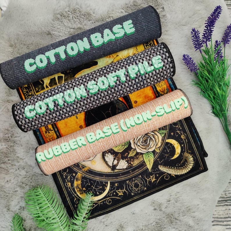 Puede incluir: Alfombras enrolladas con varios dise&ntilde;os y tipos de base, incluyendo "Cotton Base", "Cotton Soft Pile" y "Rubber Base (Non-Slip)". Las alfombras presentan patrones detallados y texto verde. El fondo es una superficie suave y de color claro.