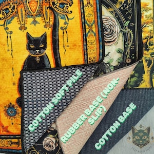 Puede incluir: Alfombra decorativa con un gato negro sobre un fondo amarillo y naranja. La alfombra tiene una pila de algod&oacute;n suave, una base de goma antideslizante y una base de algod&oacute;n. El texto "ELIF RUGS SHOP" es visible.