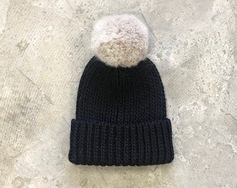 Chapeau noir de bonnet de laine en tricot trapu avec Pom Pom amovible. Femmes, Hommes, Chunky Black Merino Wool Hats. Cadeau pour son cadeau pour lui Chapeau de femmes