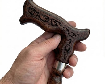 彫刻されたハンドルが付いた木製の杖。手作りの木製ウォーキングスティックで、サポートと日常使用に最適です。
