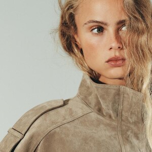 Chaqueta de ante para mujer inspirada en Zara que se ha vuelto viral / Chaqueta con cuello alto y cremallera imagen 14