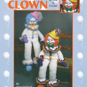 Peut inclure: Patron de crochet pour un clown de 81 cm de haut. Le patron s'appelle "Clancy Clown" et est de Anne Oakleaf. Le patron montre deux clowns, l'un en blanc et violet et l'autre en blanc et orange. Les deux clowns portent des chapeaux et ont un grand sourire.