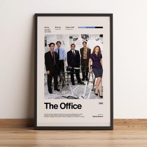 Könnte beinhalten: Ein gerahmtes Poster mit einem Besetzungsfoto von The Office, mit Text, der die Hauptdarsteller, den Autor Greg Daniels, das Datum 24. März 2005 und eine kurze Zusammenfassung auflistet. Das Bild zeigt fünf Personen in einem Büro mit Papieren.