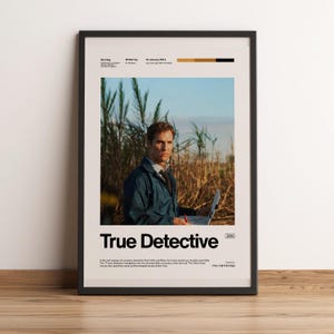 Könnte beinhalten: Ein gerahmtes Poster zur Fernsehserie True Detective mit einem zentralen Foto einer Person in einer blauen Jacke in einem Feld mit hohem Gras. Das Design enthält den Titel, das Jahr 2014 und die Produktionsdaten.