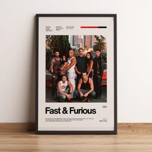 Könnte beinhalten: Ein gerahmtes Filmplakat für Fast & Furious mit einem zentralen Foto der Besetzung vor einem roten Auto. Das Plakat enthält den Titel, das Erscheinungsjahr 2001, Produktionsdaten und eine kurze Inhaltsangabe in schwarzem Text auf weißem Hintergrund.