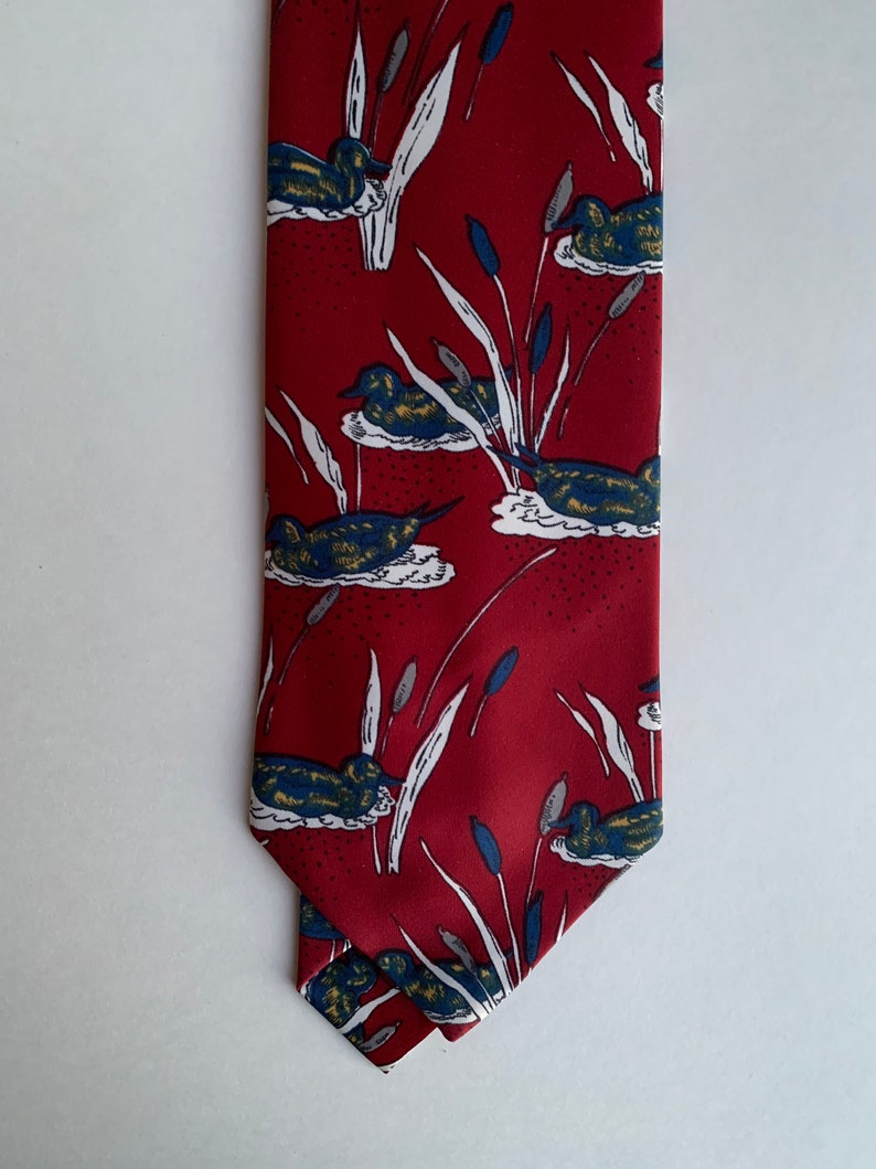 Red Background with DuckFowl Design Vintage Men/'s Tie c1980s