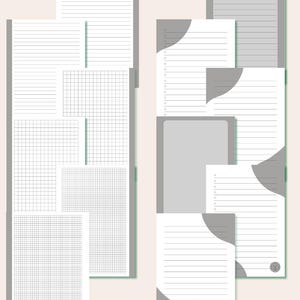 Puede incluir: Dos pilas de cuadernos con varios estilos de papel, incluyendo páginas rayadas, cuadriculadas y en blanco. Los cuadernos tienen cubiertas grises y un lomo verde claro. Cada cuaderno tiene un pequeño diseño circular en la esquina de las páginas.