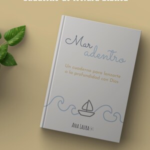 Könnte beinhalten: Ein Hardcover-Buch mit dem Titel "Mar Adentro" mit dem Text "Cuaderno de lectura bíblica" oben. Das Cover zeigt ein Segelboot- und Wellen-Design in Blau, mit dem Namen des Autors, Ana Laura, unten.