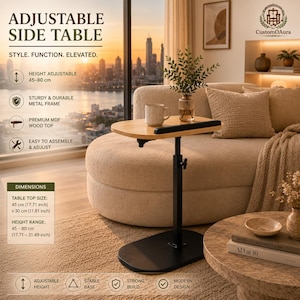 Puede incluir: Mesa auxiliar ajustable con estructura de metal negro y tapa de madera clara. La altura de la mesa es ajustable de 45 a 80 cm. La mesa se muestra junto a un sofá beige y una mesa de centro redonda.