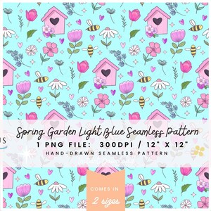 Op de afbeelding: Een lichtblauw naadloos patroon met handgetekende illustraties van roze vogelhuisjes, bloemen, bijen en harten. De tekst luidt "Spring Garden Light Blue Seamless Pattern" en "30,5 cm x 30,5 cm".