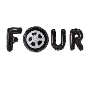 Pode incluir: Bal&otilde;es pretos de folha soletrando a palavra "FOUR". A letra "O" &eacute; substitu&iacute;da por um design de pneu e roda. Os bal&otilde;es s&atilde;o inflados e colocados em um fundo branco.