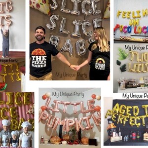 Pode incluir: Uma colagem de decora&ccedil;&otilde;es de festa, incluindo faixas de bal&otilde;es que dizem "BIG STS", "SLICE BAB", "FEELIN UN POCO LOCO", "TWO WILD", "SLICE BAB", "LITTLE PUMPKIN" e "AGED TO PERFECTION". A imagem tamb&eacute;m mostra pessoas vestindo camisas com temas de pizza.